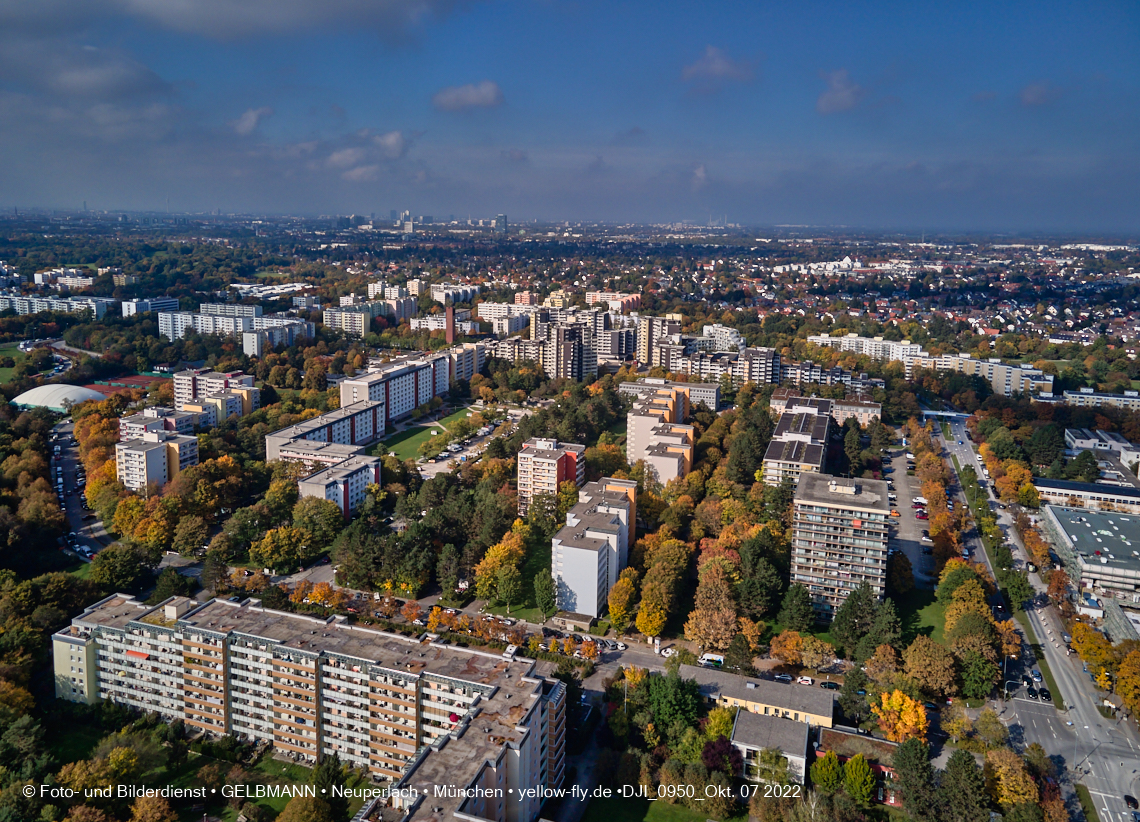 13.10.2022 - Das Marx-Zentrum und Wohnanlage Karl-Marx-Ring 52-62 in Neuperlach